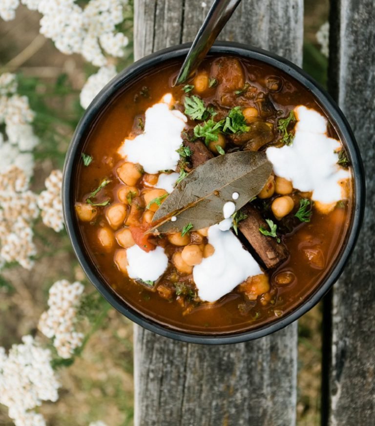 Kichererbseneintopf mit Tomaten und Limetten-Kokos-Dip Kichererbseneintopf mit Tomaten und Limetten-Kokos-Dip