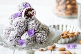 Glutenfrei & süß: Dunkle Kokospralinen