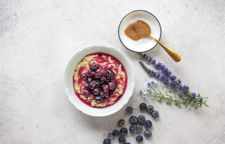 Bananen-Porridge mit Blaubeerkompott Bananen-Porridge mit Blaubeerkompott