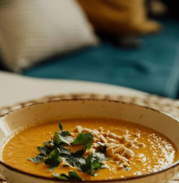 Rezept: Cremige Kürbissuppe mit Ingwer und Kokos