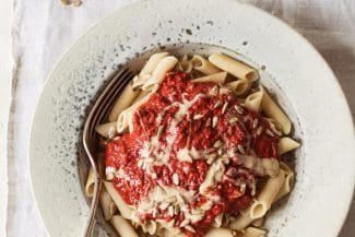 Rote-Bete-Kurkuma Nudeln von Lynn Hoefer