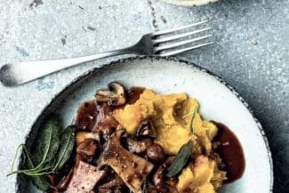 Linsen-Gemüse-Stampf mit Rotweinpilzen