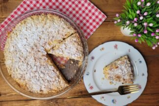 Rezept: Saftiger Mandel-Rhabarber-Kuchen