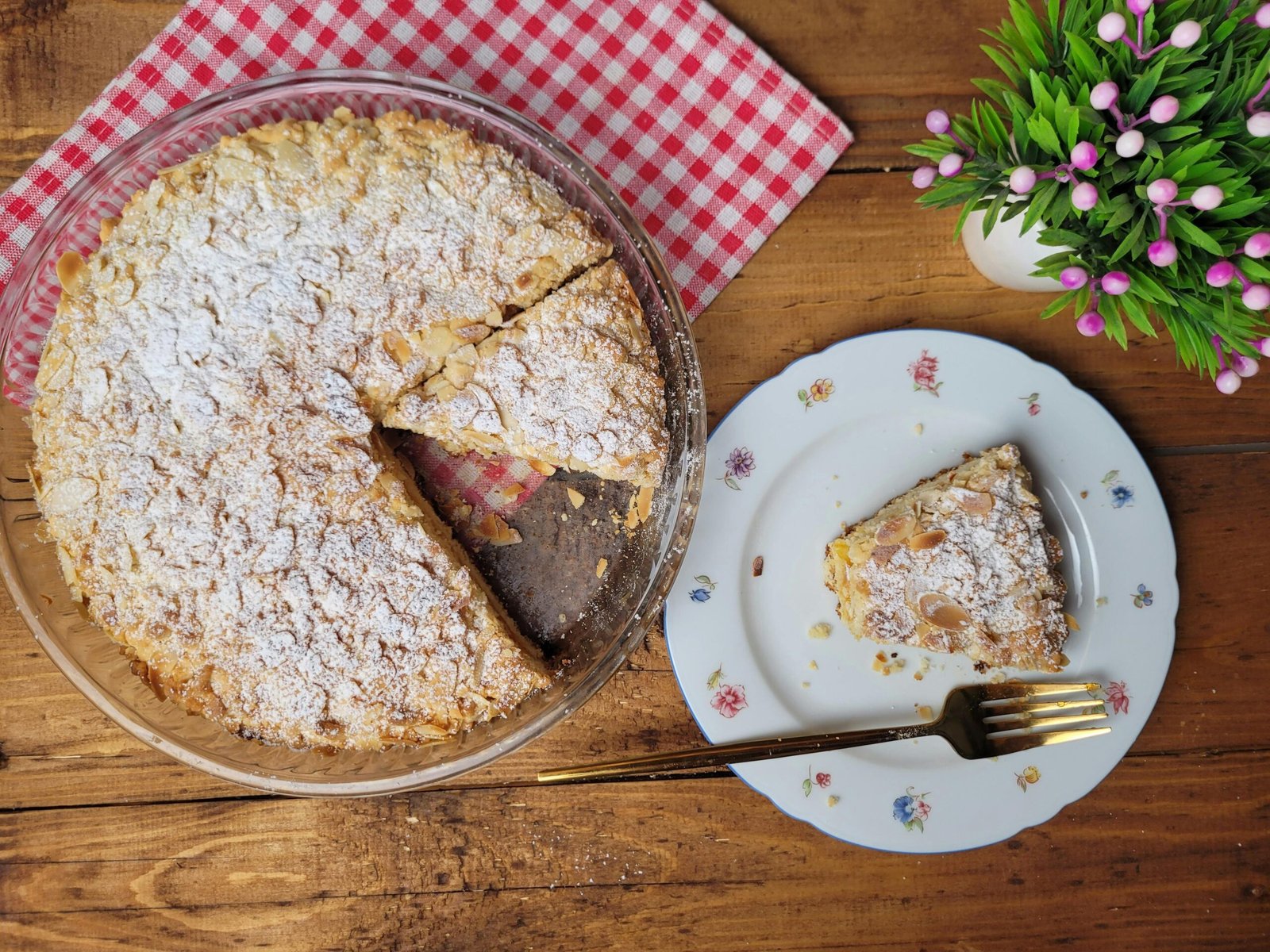 Rezept: Saftiger Mandel-Rhabarber-Kuchen