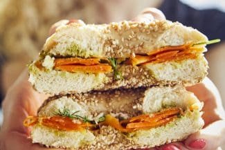 Innovativ: „Möhrenlachs“-Bagel mit Pesto