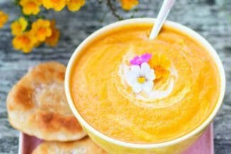 Achtung, Rezeptalarm! Leckere Möhren-Mango-Suppe mit Weizenfladen Möhren-Mango-Suppe mit Weizenfladen