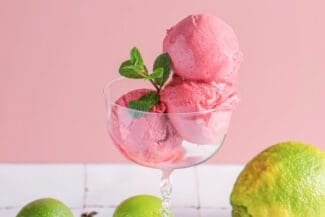 Limetten-Hibiskus-Sorbet mit Bergamotte
