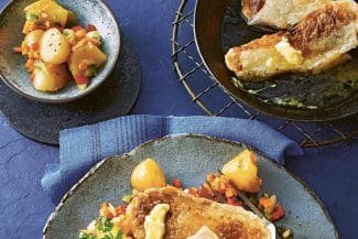 Bratfisch mit Kartoffelsalat und Knoblauchbutter