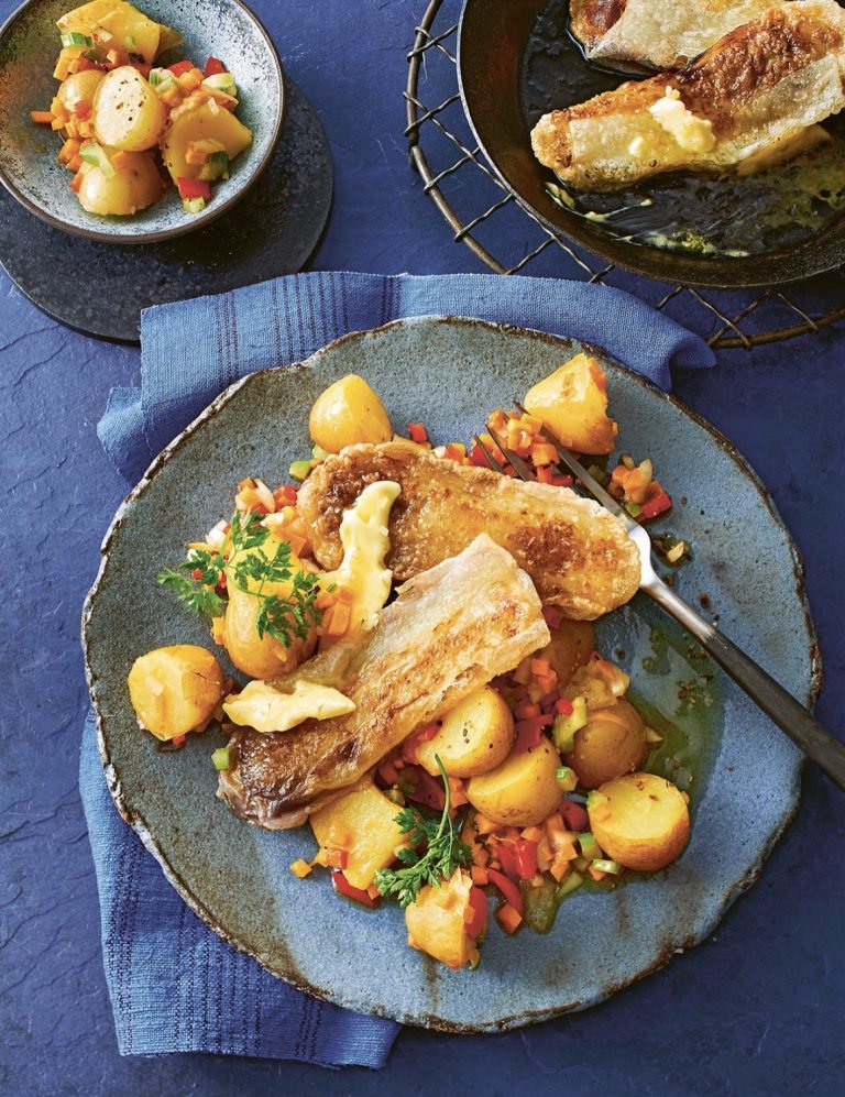 Bratfisch mit Kartoffelsalat und Knoblauchbutter