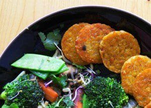 Rezept: Asiatisches Ingwer-Gemüse mit gebratenem Tempeh