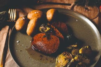 Weihnachtsbraten mit Rosenkohl und Kartoffeln