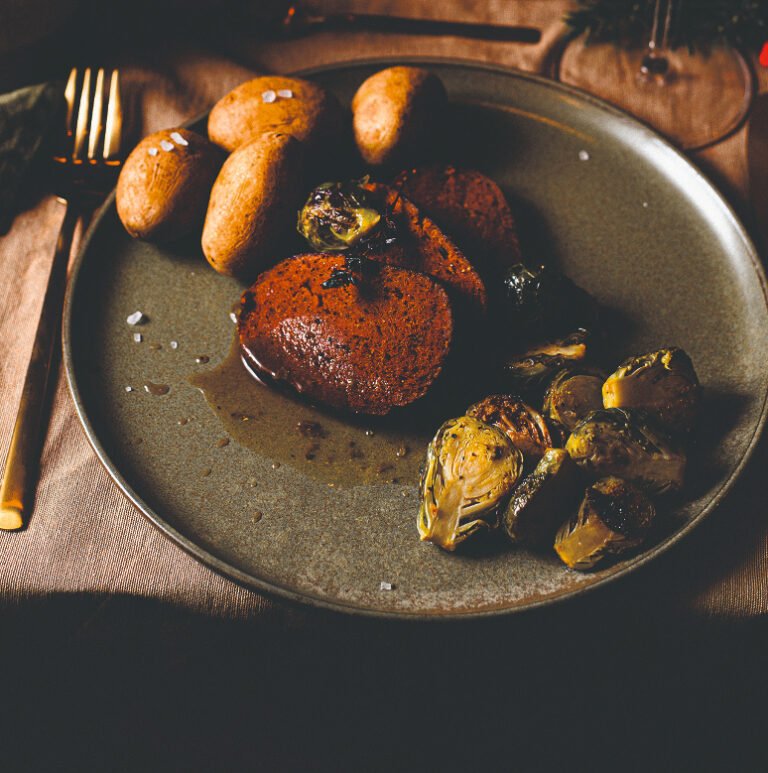 Weihnachtsbraten mit Rosenkohl und Kartoffeln Weihnachtsbraten mit Rosenkohl und Kartoffeln