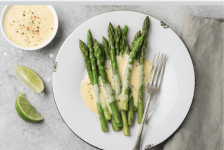 Rezept: Grüner Spargel mit veganer „Sauce Hollandaise“