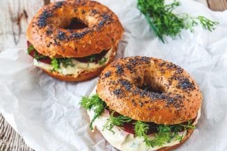 Schwedischer Bagel mit „Frischkäse“ und roter Bete