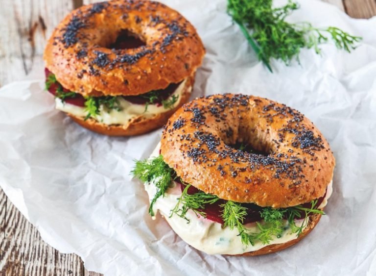 Schwedischer Bagel mit „Frischkäse“ und roter Bete Schwedischer Bagel mit „Frischkäse“ und roter Bete