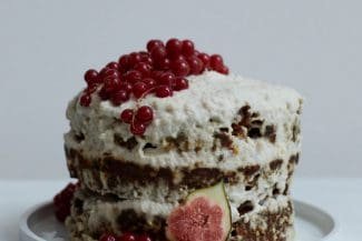 Nussiger Karottenkuchen mit Cashewcreme