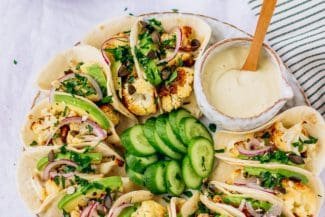 Tortillas mit Blumenkohl-Sriracha-Füllung