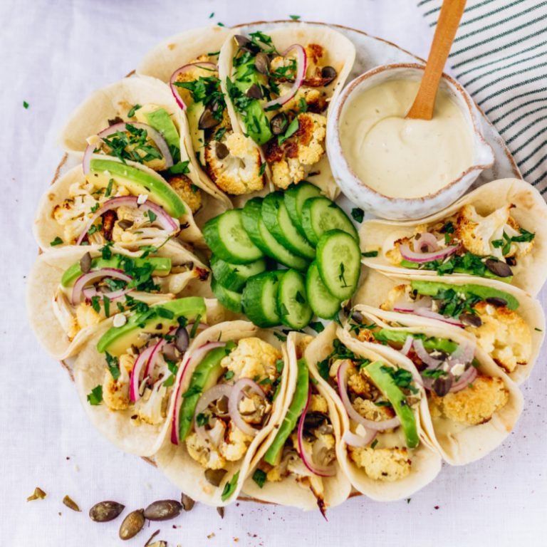 Tortillas mit Blumenkohl-Sriracha-Füllung Tortillas mit Blumenkohl-Sriracha-Füllung