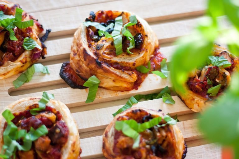 Pizzaschnecken mit Tomaten, Peperoni und Oliven Pizzaschnecken mit Tomaten, Peperoni und Oliven