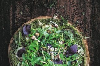 Socca-Pizza mit Pesto und Gemüse