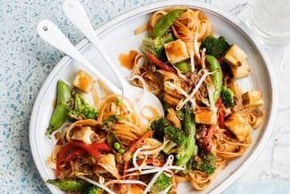 Süß-pikante Nudeln mit Tofu