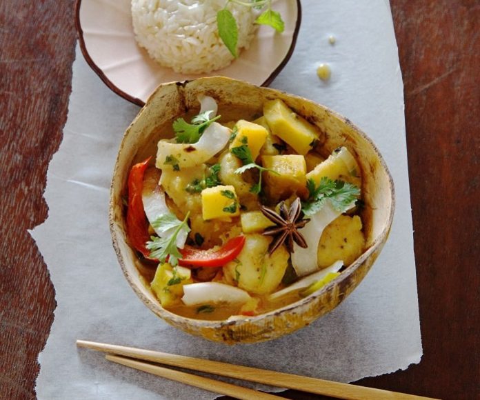 Bananen-Süßkartoffel-Curry mit Paprika, Minze und Koriander