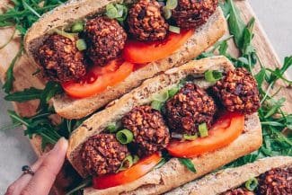 Tempeh-Bällchen im Hot-Dog-Style