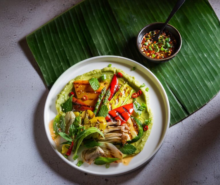 Rezept: Nam-Tok-Salat von gegrilltem Gemüse und Avocadocreme Rezept: Nam-Tok-Salat von gegrilltem Gemüse und Avocadocreme