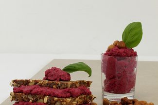 Veganer Brotaufstrich: Feine Haselnuss-Rote-Bete-Creme Rezept: Veganer Brotaufstrich-Feine Haselnuss-Rote-Bete-Creme