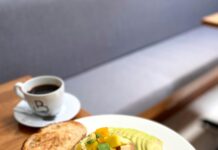 Köstlich & schnell: Veganes „Rührei” mit Kokos