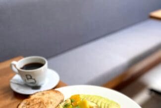 Köstlich & schnell: Veganes „Rührei” mit Kokos