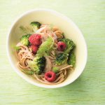 Vollkornnudeln mit gebackenem Fenchel, Beeren und Baby-Brokkoli