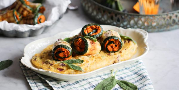 Die vegane Variante der italienischen Rouladen: Zucchini-Involtini mit Kürbis und Salbei-Polenta