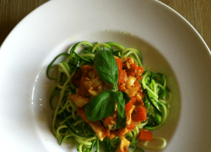 Rezept Zucchinispaghetti mit Artischocken-Tomaten-Ragout