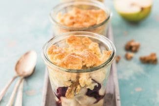 Birnen-Crumble mit Walnüssen und Cranberrys