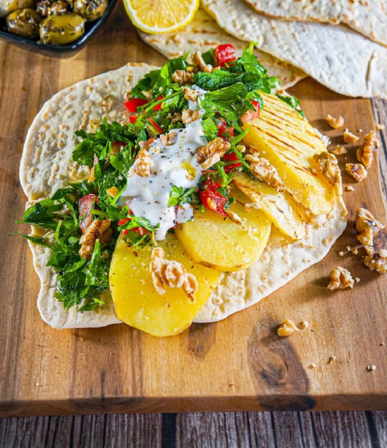 Gegrillte Kartoffelscheiben mit Petersiliensalat im Fladen von Alex Flohr Gegrillte Kartoffelscheiben mit Petersiliensalat im Fladen von Alex Flohr