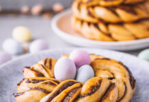 Kleine Hefekränze mit Dattel-Zimt-Füllung