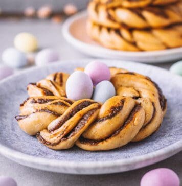 Kleine Hefekränze mit Dattel-Zimt-Füllung