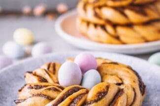 Kleine Hefekränze mit Dattel-Zimt-Füllung