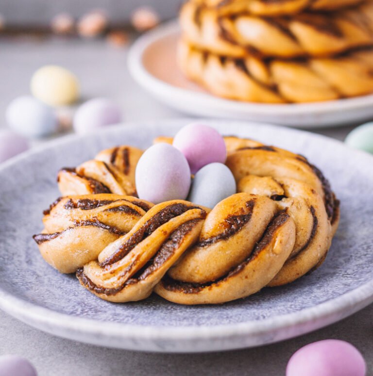 Kleine Hefekränze mit Dattel-Zimt-Füllung Kleine Hefekränze mit Dattel-Zimt-Füllung