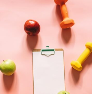 10 Longevity-Tipps: So bleibst du fit bis ins hohe Alter Äpfel, Hanteln und ein Klemmbrett mit Zettel; Symbolbild, Longevity, Credit: Alesiakozik via pexels