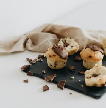 Rezeptidee für schnelle Bananen-Schoko-Muffins Symboldbild Bananen-Schoko-Muffins, Credit: alleksana via pexels