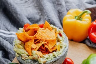 Rezept: Cremige Guacamole trifft crunchy Nachos Nachos mit cremiger Guacamole Rezept Symbolbild