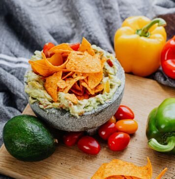 Rezept: Cremige Guacamole trifft crunchy Nachos Nachos mit cremiger Guacamole Rezept Symbolbild