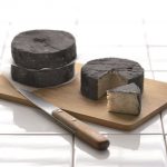 raeucherkaese mit Aschehaut