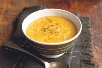 Samtig und rot? Das ist die Linsensuppe von Dunja Gulin